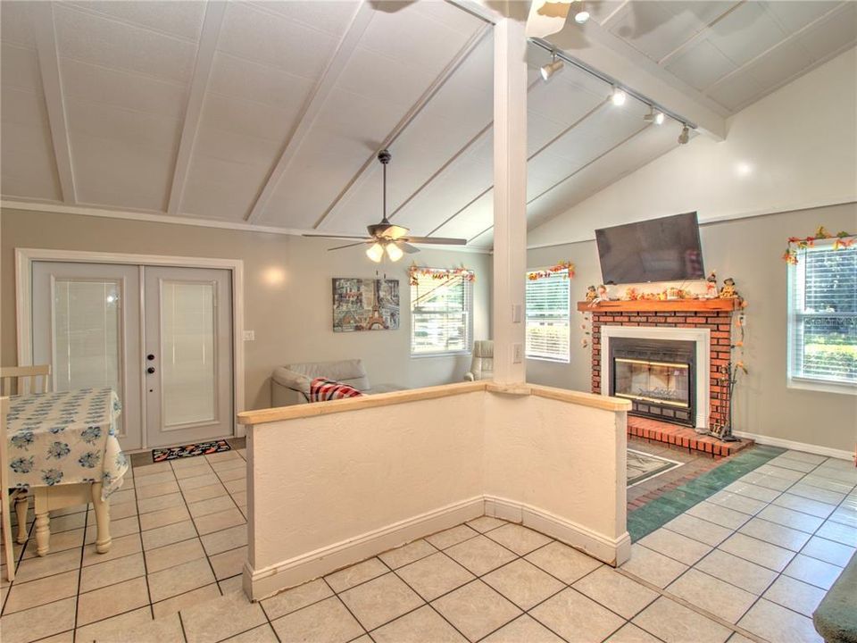 На продажу: $219,999 (3 спален, 2 ванн, 1321 Квадратных фут)