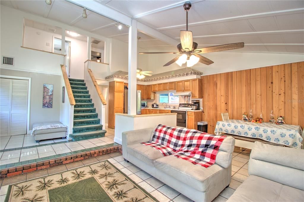 На продажу: $219,999 (3 спален, 2 ванн, 1321 Квадратных фут)