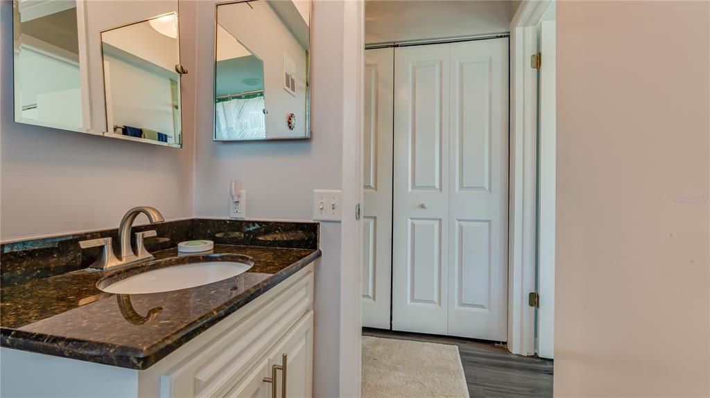 待售: $224,900 (2 贝兹, 2 浴室, 1305 平方英尺)