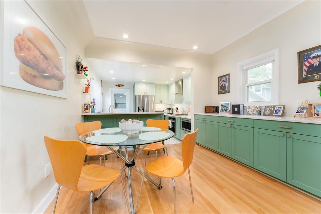 合同活跃: $585,000 (2 贝兹, 1 浴室, 984 平方英尺)