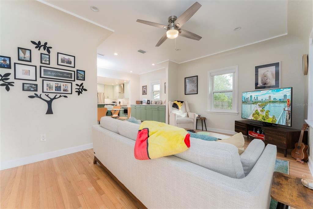 合同活跃: $585,000 (2 贝兹, 1 浴室, 984 平方英尺)