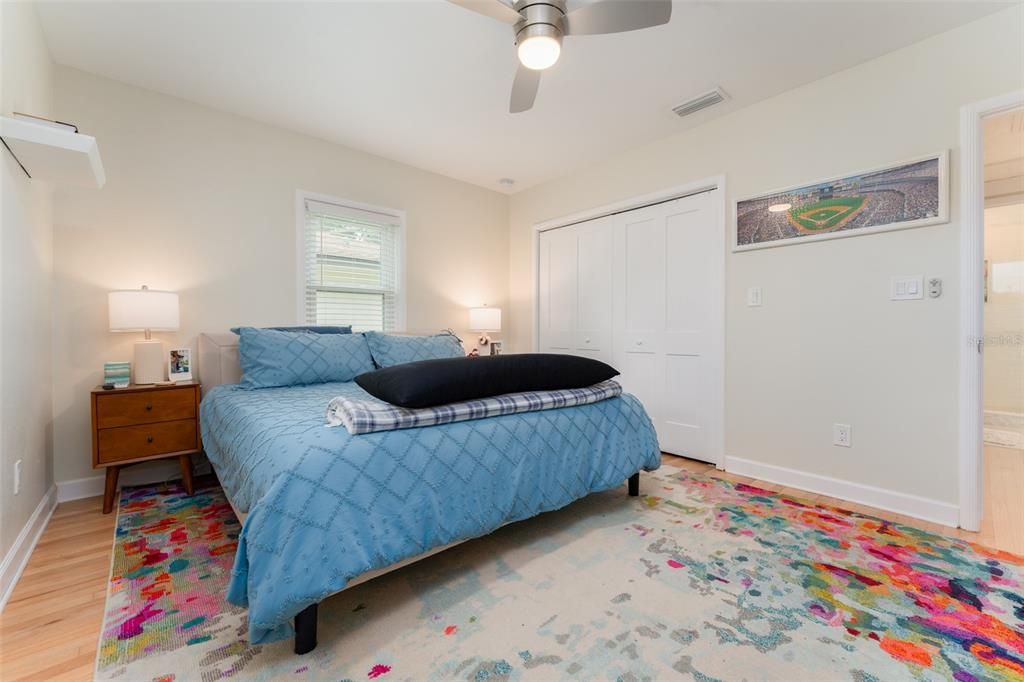 合同活跃: $585,000 (2 贝兹, 1 浴室, 984 平方英尺)