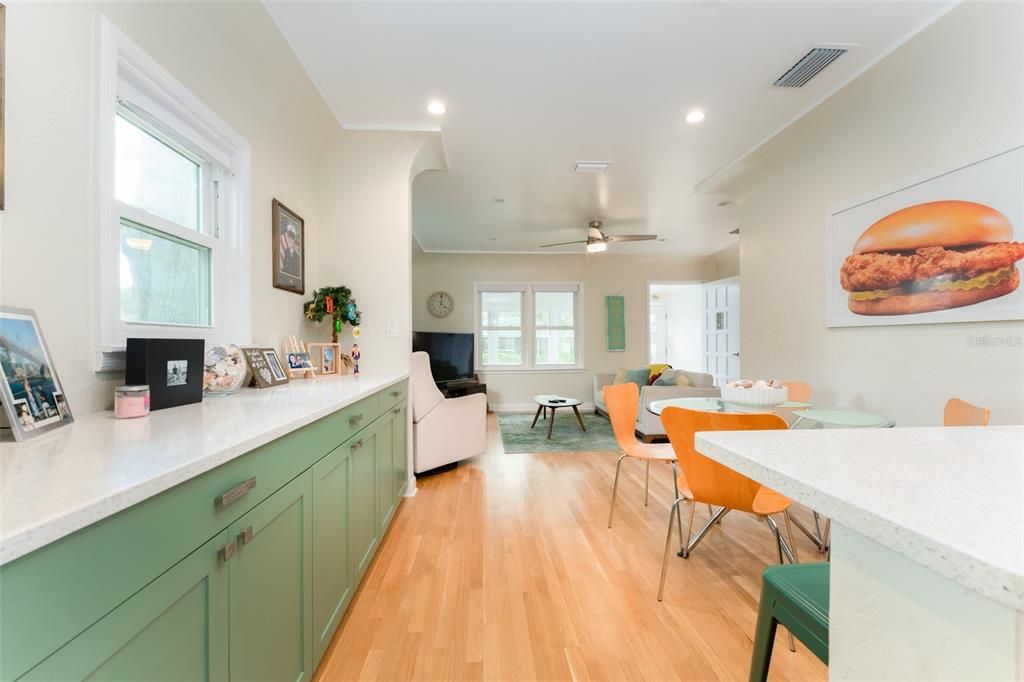 合同活跃: $585,000 (2 贝兹, 1 浴室, 984 平方英尺)