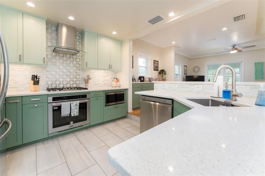 合同活跃: $585,000 (2 贝兹, 1 浴室, 984 平方英尺)