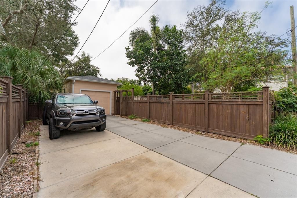 合同活跃: $585,000 (2 贝兹, 1 浴室, 984 平方英尺)