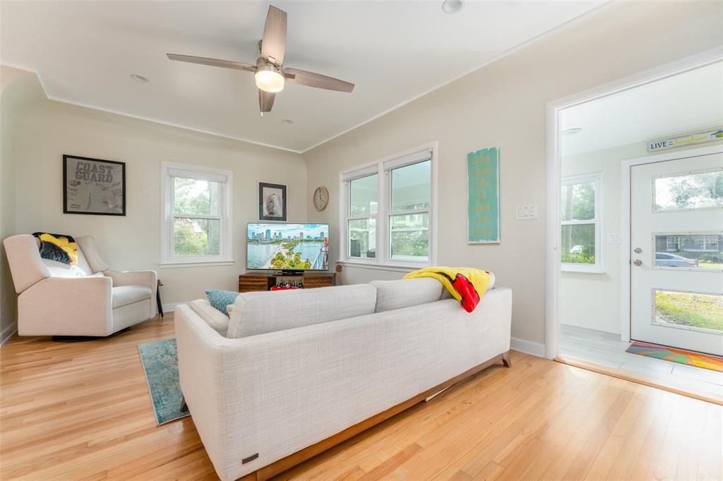 合同活跃: $585,000 (2 贝兹, 1 浴室, 984 平方英尺)