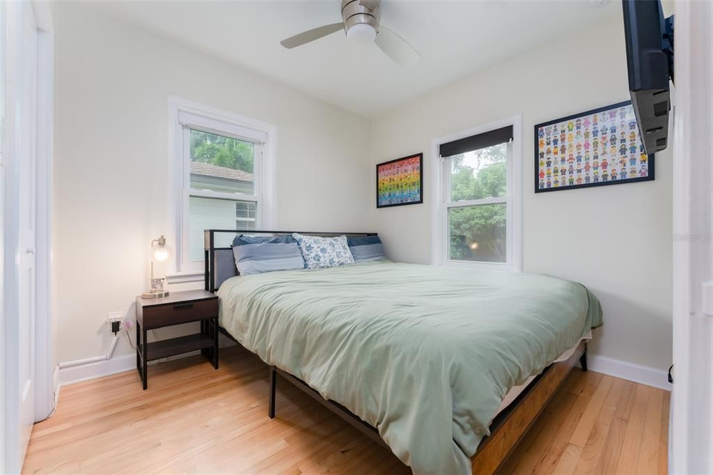 合同活跃: $585,000 (2 贝兹, 1 浴室, 984 平方英尺)