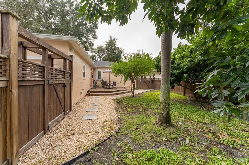 合同活跃: $585,000 (2 贝兹, 1 浴室, 984 平方英尺)