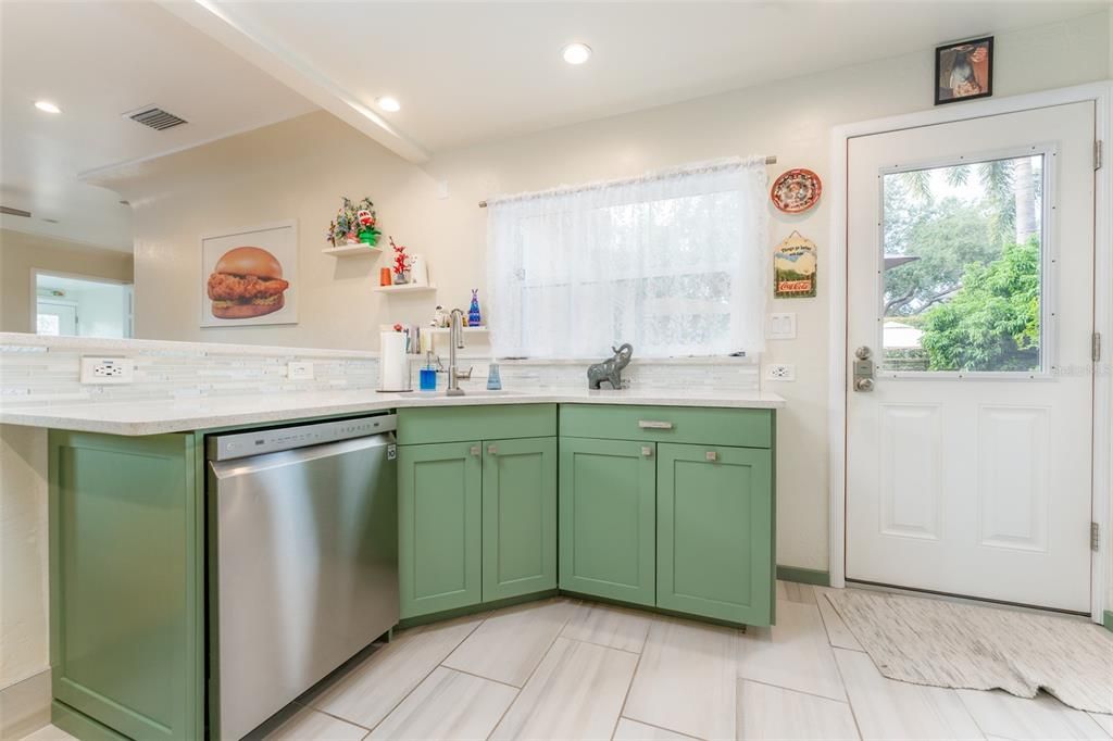 合同活跃: $585,000 (2 贝兹, 1 浴室, 984 平方英尺)