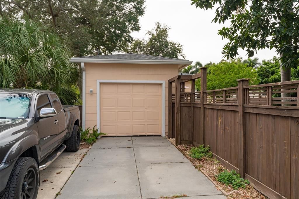 合同活跃: $585,000 (2 贝兹, 1 浴室, 984 平方英尺)