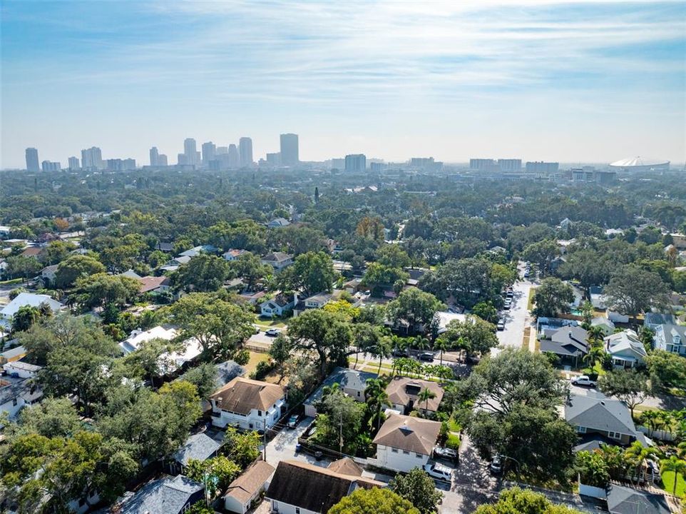 合同活跃: $585,000 (2 贝兹, 1 浴室, 984 平方英尺)