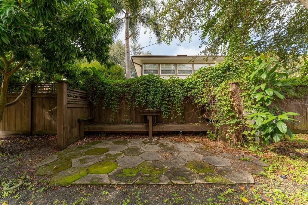 合同活跃: $585,000 (2 贝兹, 1 浴室, 984 平方英尺)