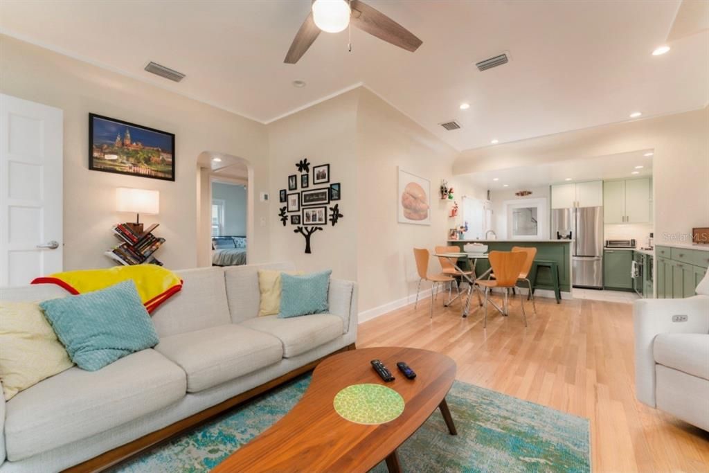 合同活跃: $585,000 (2 贝兹, 1 浴室, 984 平方英尺)