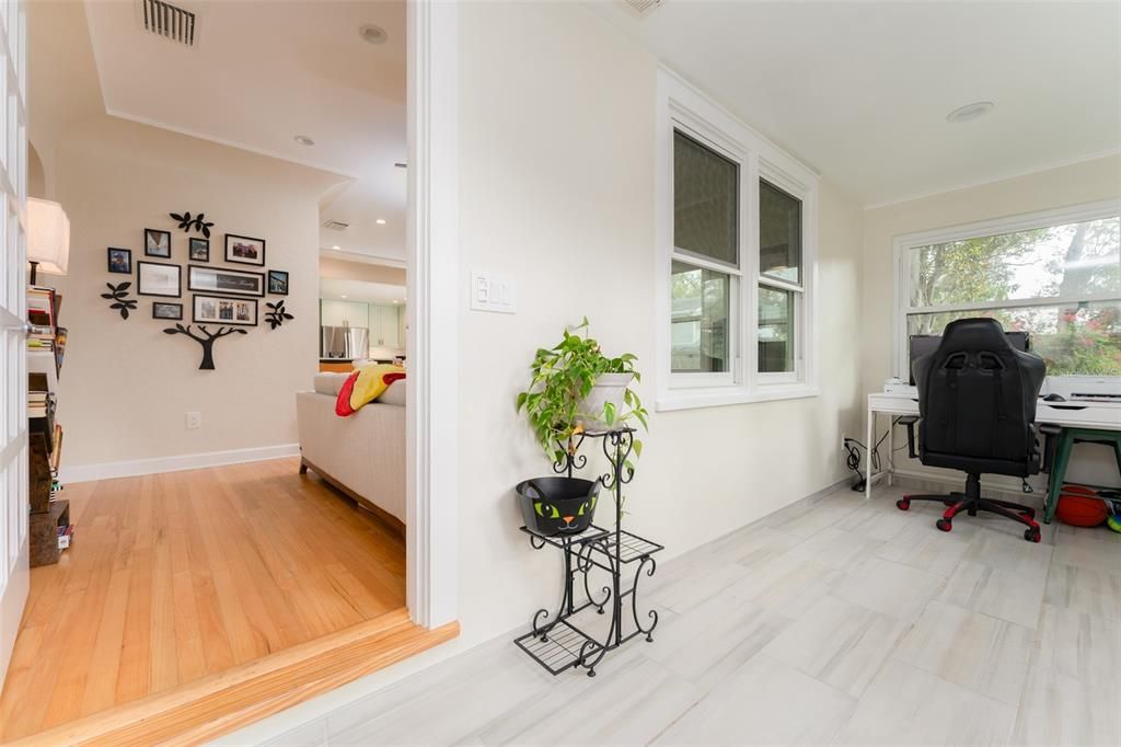 合同活跃: $585,000 (2 贝兹, 1 浴室, 984 平方英尺)