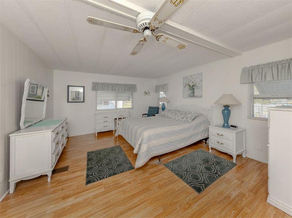 For Sale: $134,900 (2 beds, 2 baths, 1152 Square Feet)