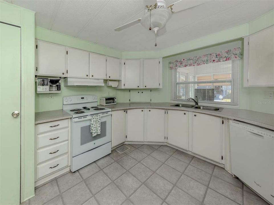 For Sale: $134,900 (2 beds, 2 baths, 1152 Square Feet)