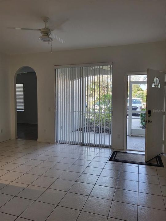 出租: $2,000 (2 贝兹, 2 浴室, 1148 平方英尺)