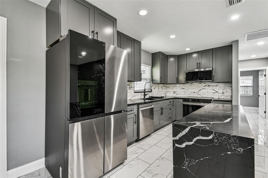 For Sale: $375,000 (3 beds, 2 baths, 1052 Square Feet)