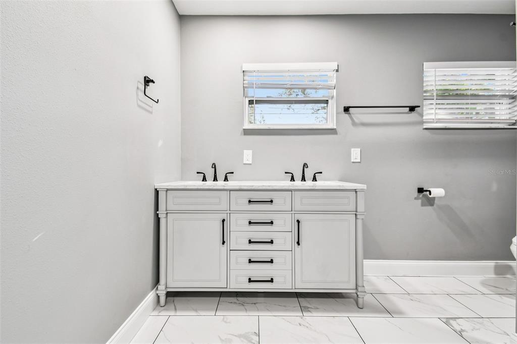 For Sale: $375,000 (3 beds, 2 baths, 1052 Square Feet)