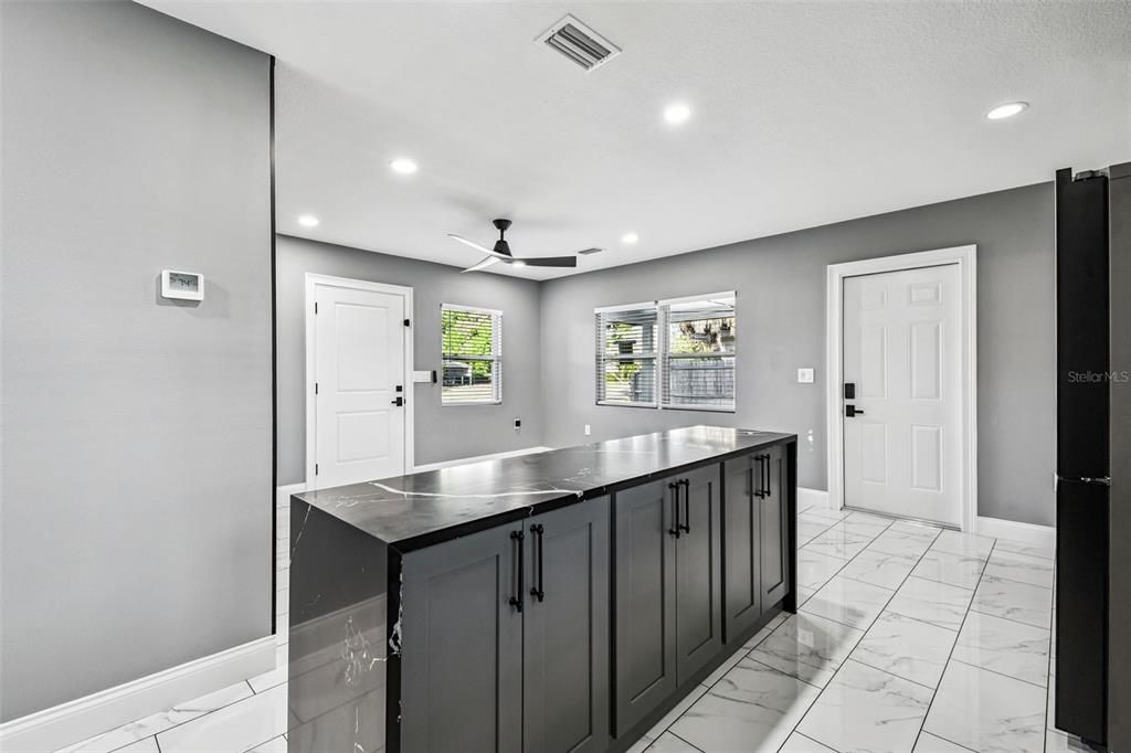 For Sale: $375,000 (3 beds, 2 baths, 1052 Square Feet)