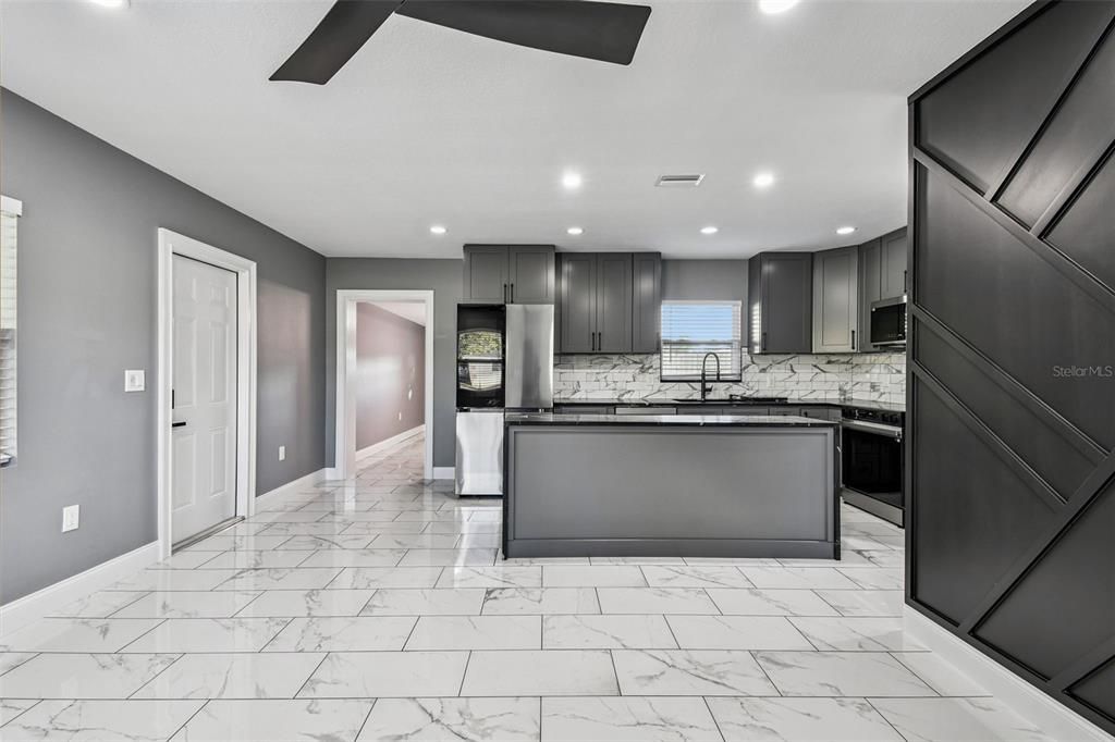 For Sale: $375,000 (3 beds, 2 baths, 1052 Square Feet)