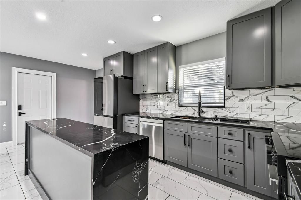 For Sale: $375,000 (3 beds, 2 baths, 1052 Square Feet)