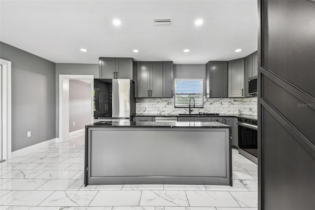 For Sale: $375,000 (3 beds, 2 baths, 1052 Square Feet)