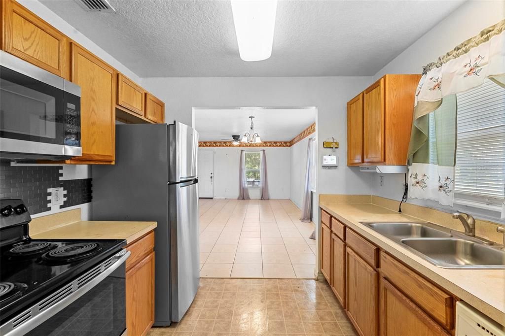 For Sale: $280,000 (3 beds, 2 baths, 1204 Square Feet)