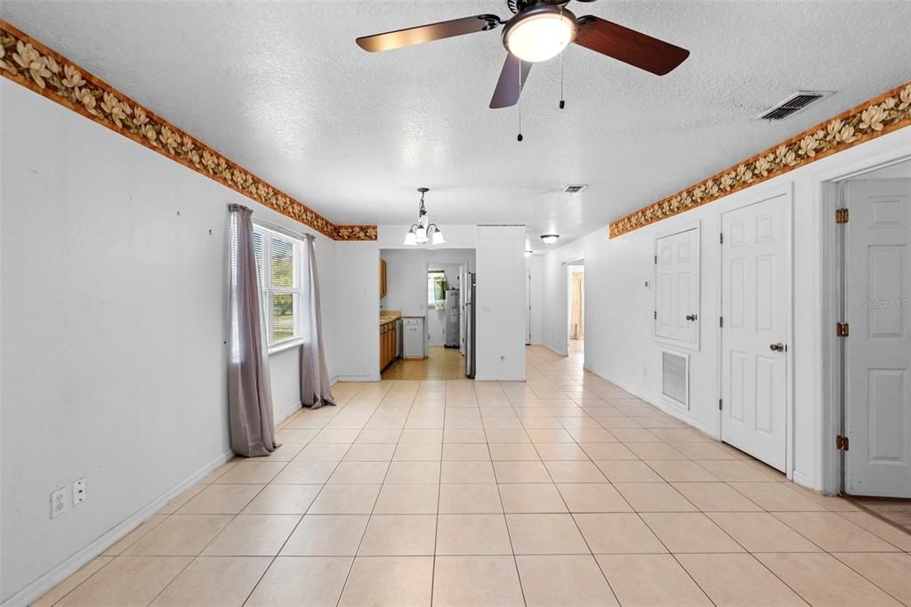 For Sale: $280,000 (3 beds, 2 baths, 1204 Square Feet)