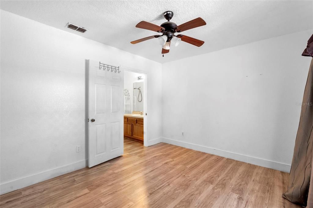 For Sale: $280,000 (3 beds, 2 baths, 1204 Square Feet)