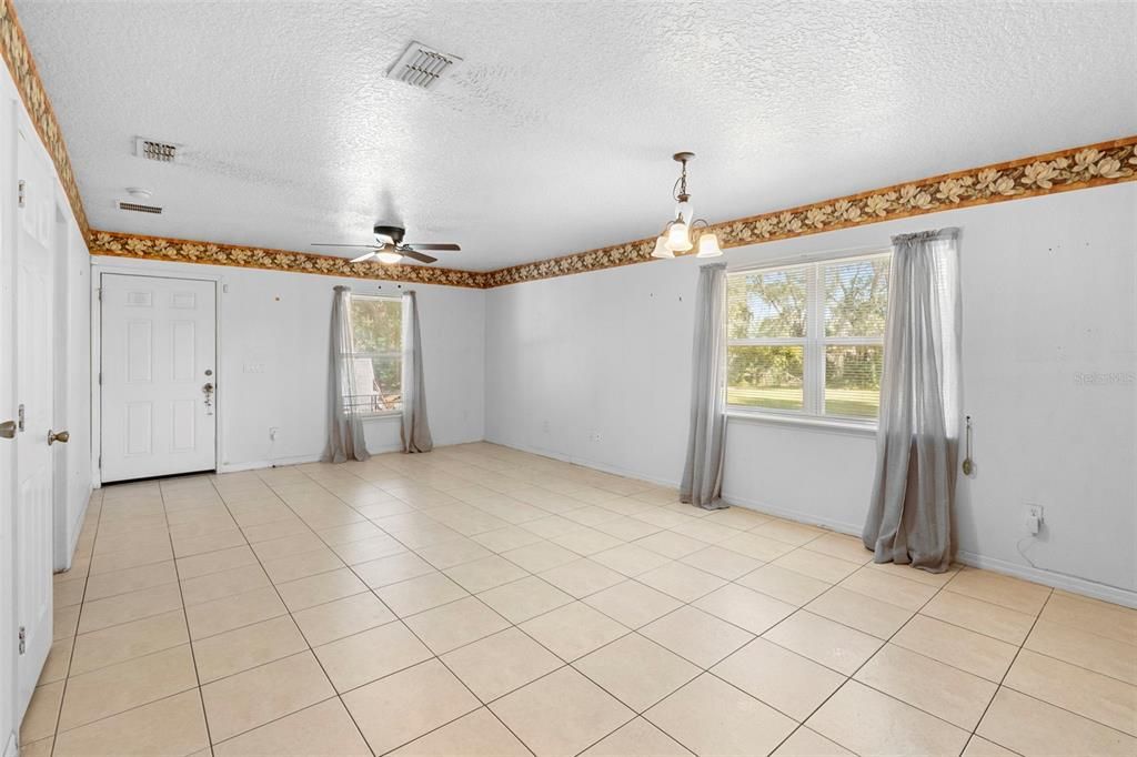 For Sale: $280,000 (3 beds, 2 baths, 1204 Square Feet)