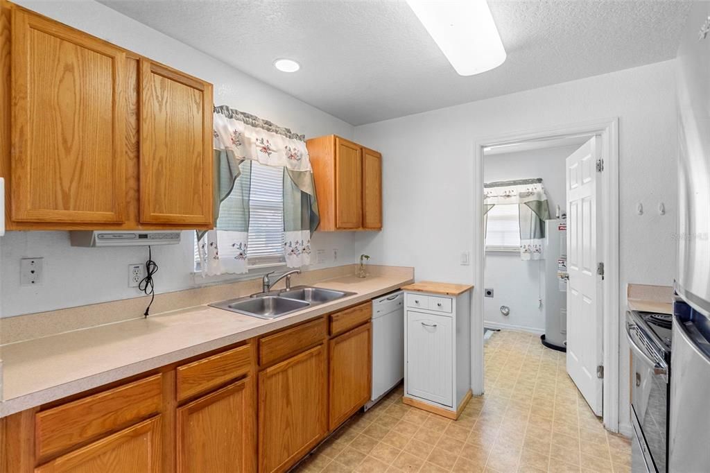 For Sale: $280,000 (3 beds, 2 baths, 1204 Square Feet)