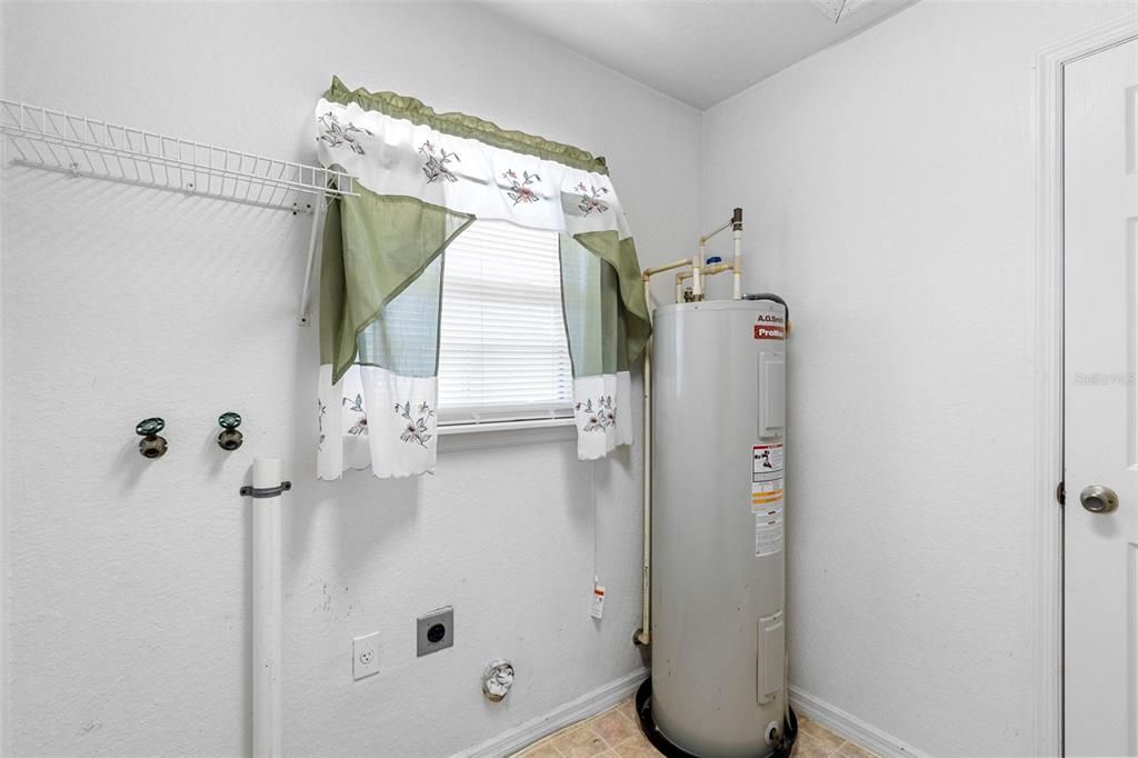 For Sale: $280,000 (3 beds, 2 baths, 1204 Square Feet)