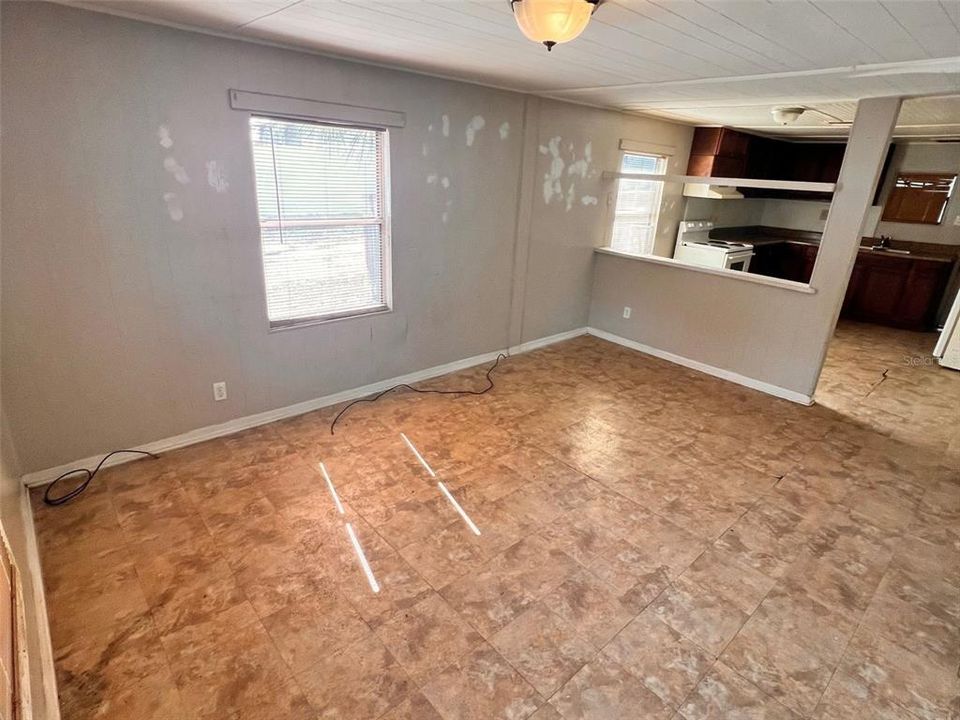 待售: $209,800 (2 贝兹, 1 浴室, 816 平方英尺)