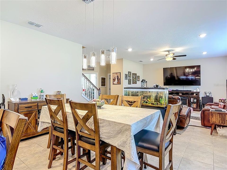 На продажу: $429,900 (4 спален, 2 ванн, 2395 Квадратных фут)