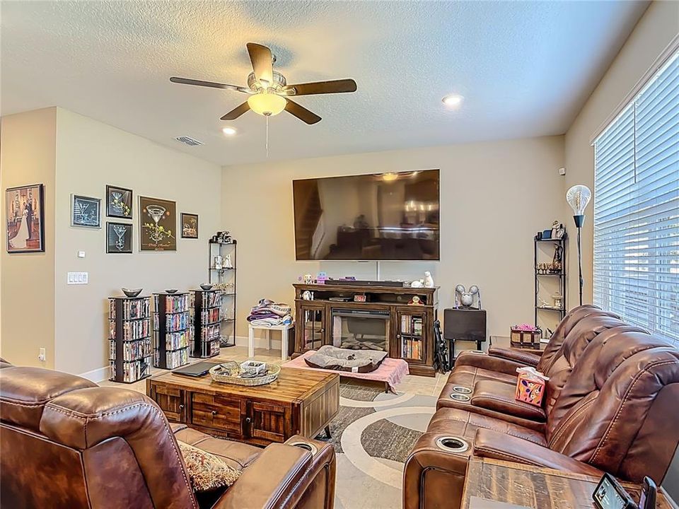 На продажу: $429,900 (4 спален, 2 ванн, 2395 Квадратных фут)