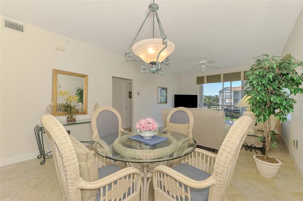 待售: $285,000 (2 贝兹, 2 浴室, 1230 平方英尺)