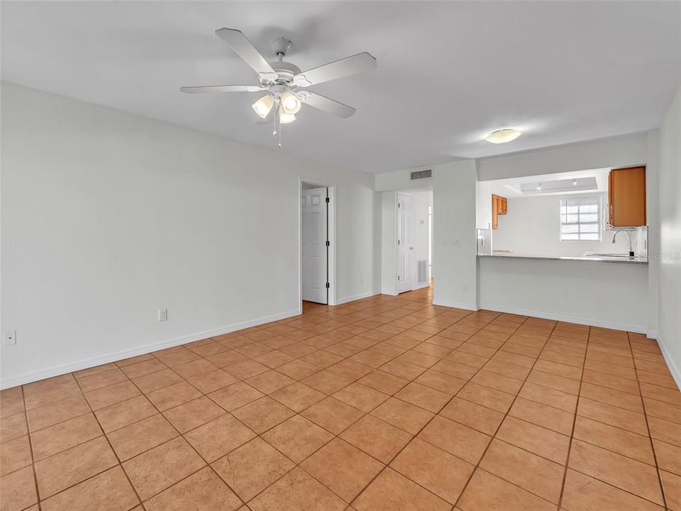 На продажу: $200,000 (2 спален, 2 ванн, 928 Квадратных фут)