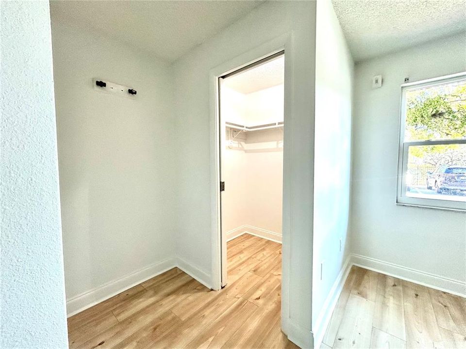 For Sale: $124,000 (1 beds, 1 baths, 863 Square Feet)