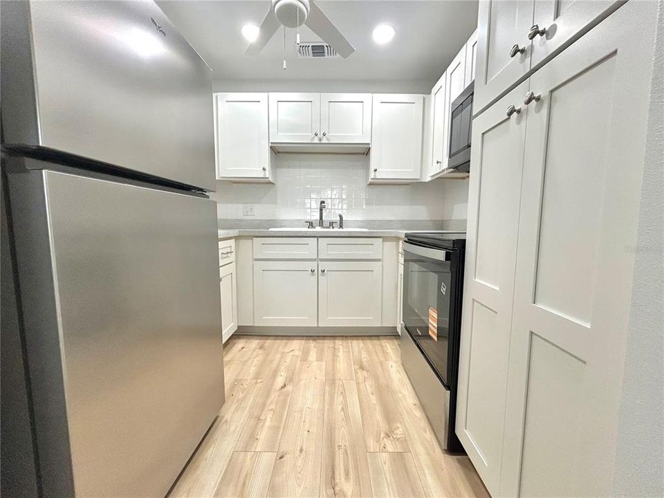 For Sale: $124,000 (1 beds, 1 baths, 863 Square Feet)