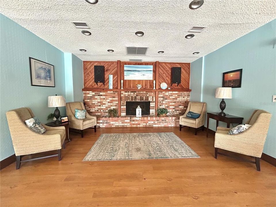 For Sale: $124,000 (1 beds, 1 baths, 863 Square Feet)