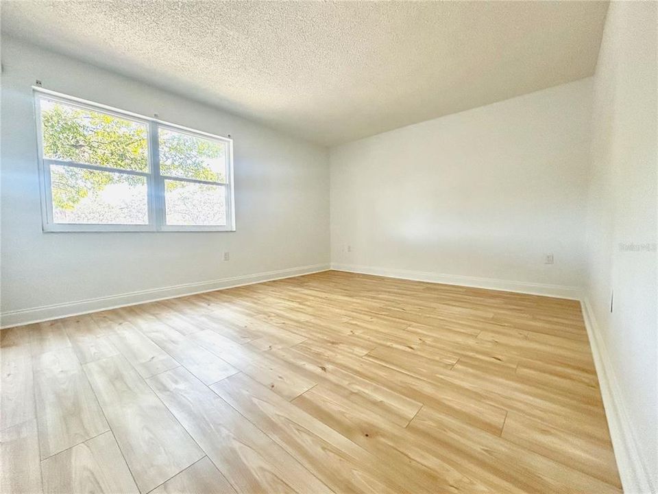 For Sale: $124,000 (1 beds, 1 baths, 863 Square Feet)