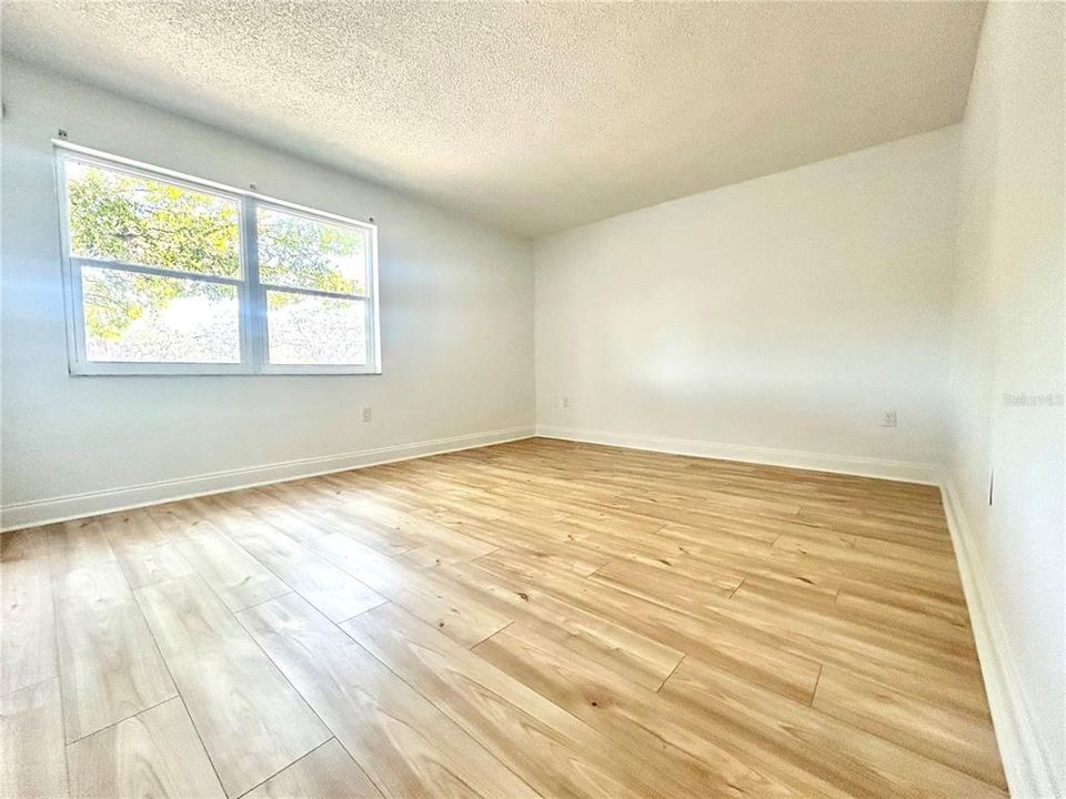 For Sale: $124,000 (1 beds, 1 baths, 863 Square Feet)