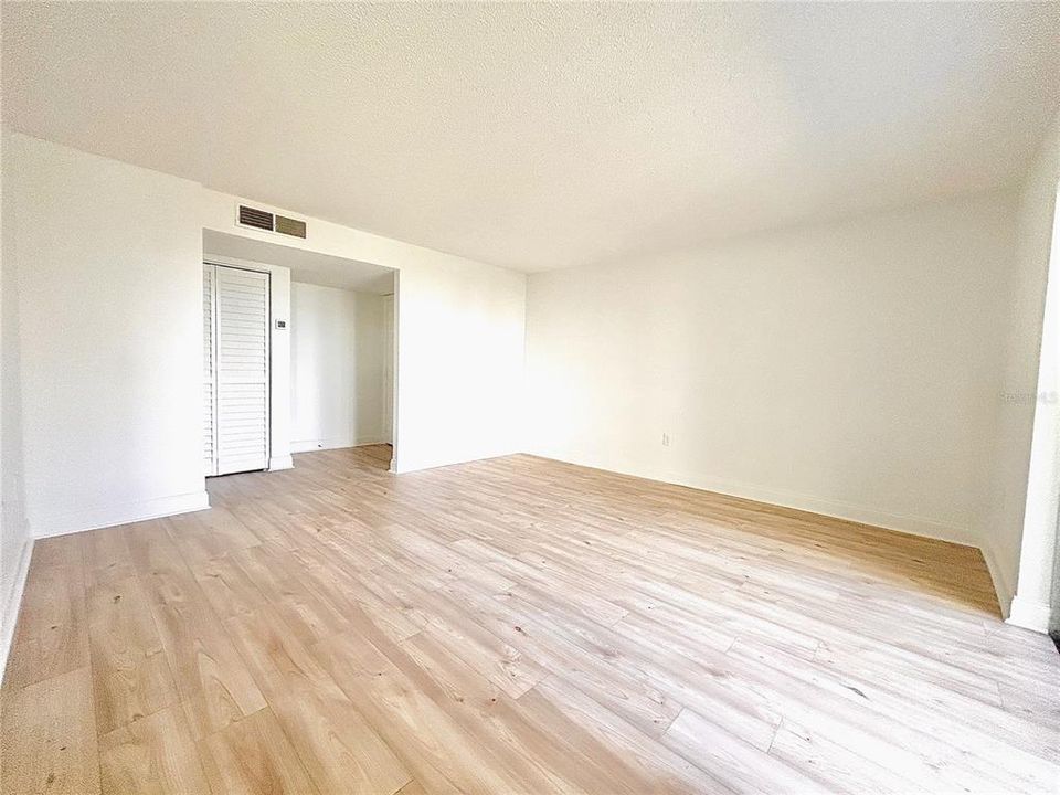 For Sale: $124,000 (1 beds, 1 baths, 863 Square Feet)