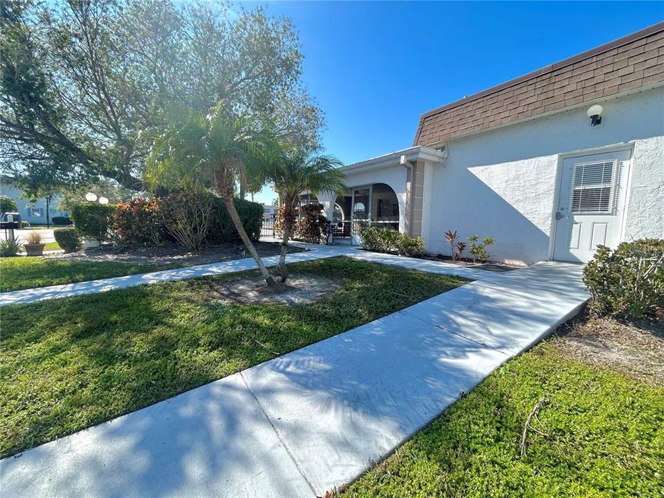 For Sale: $124,000 (1 beds, 1 baths, 863 Square Feet)