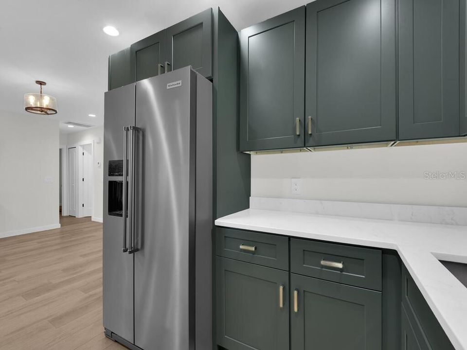 For Sale: $370,000 (3 beds, 2 baths, 1406 Square Feet)