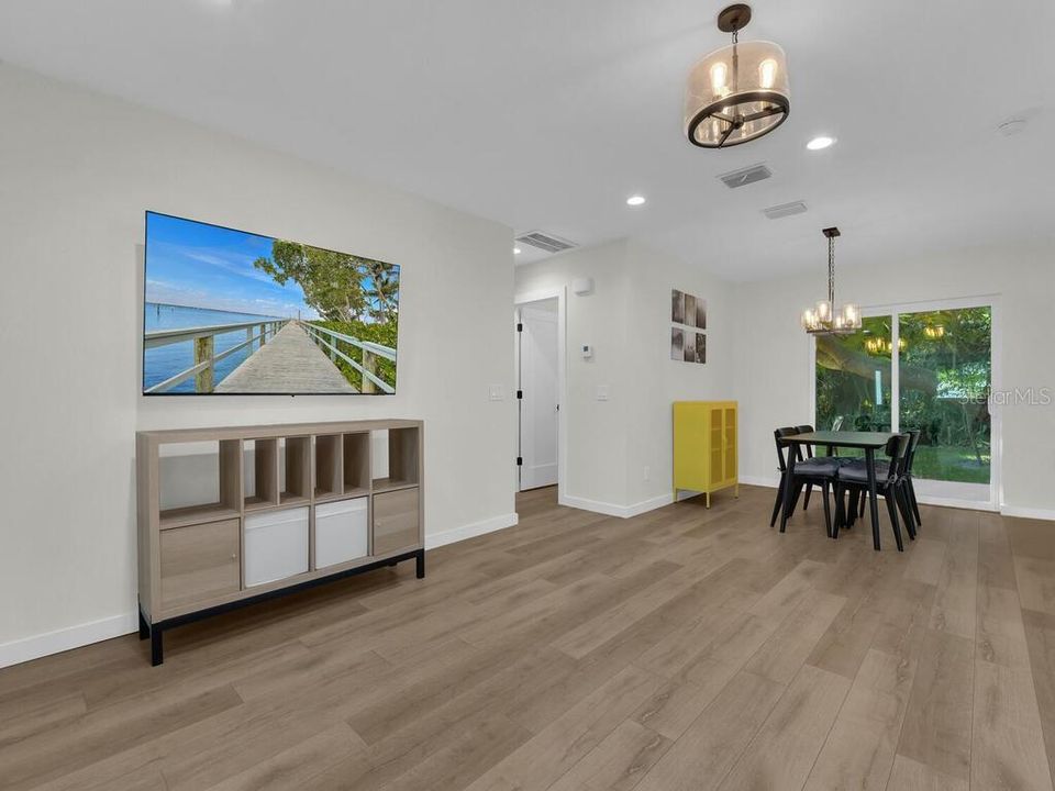 For Sale: $370,000 (3 beds, 2 baths, 1406 Square Feet)