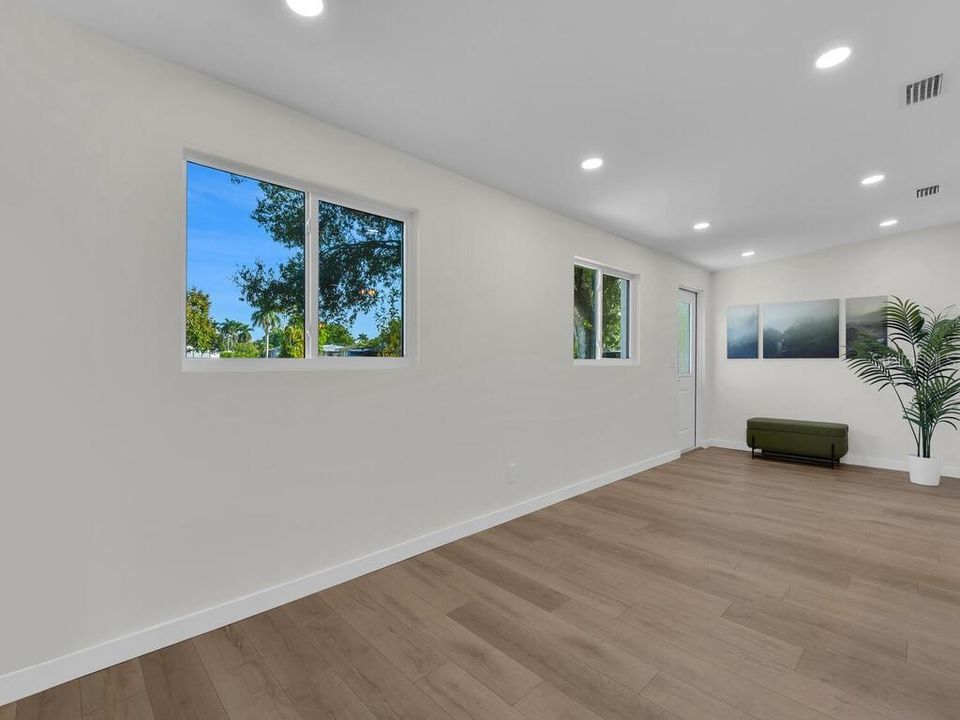 For Sale: $370,000 (3 beds, 2 baths, 1406 Square Feet)