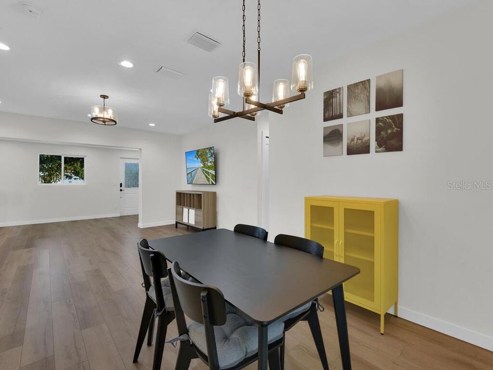 For Sale: $370,000 (3 beds, 2 baths, 1406 Square Feet)