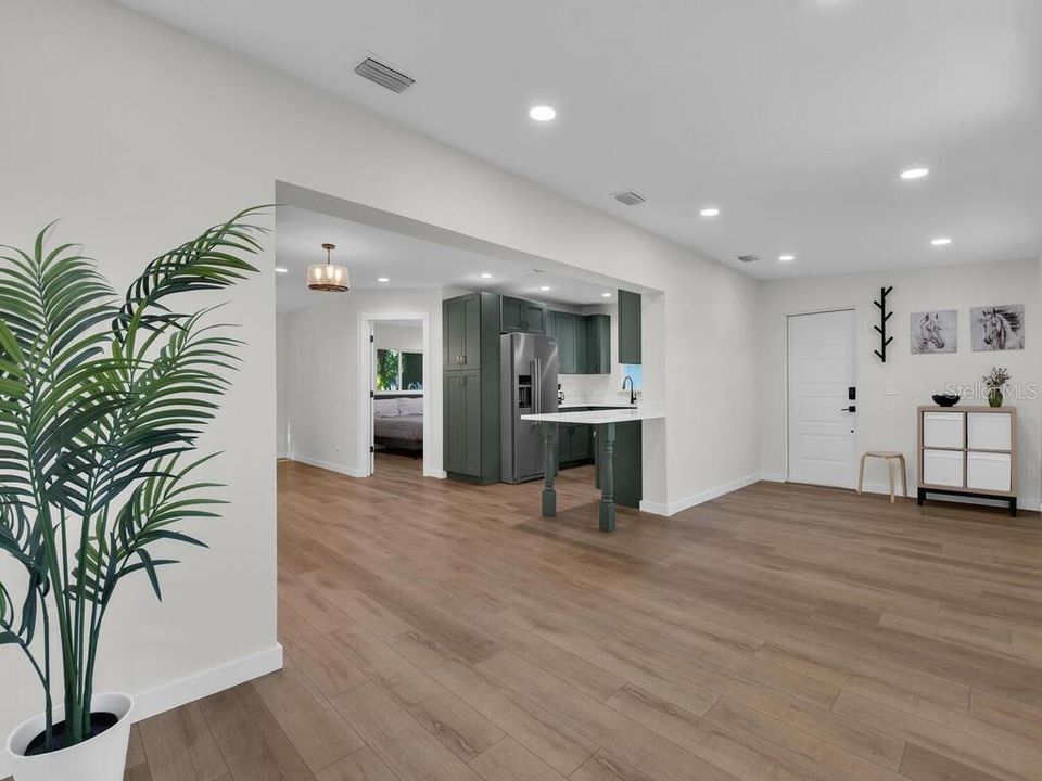 For Sale: $370,000 (3 beds, 2 baths, 1406 Square Feet)